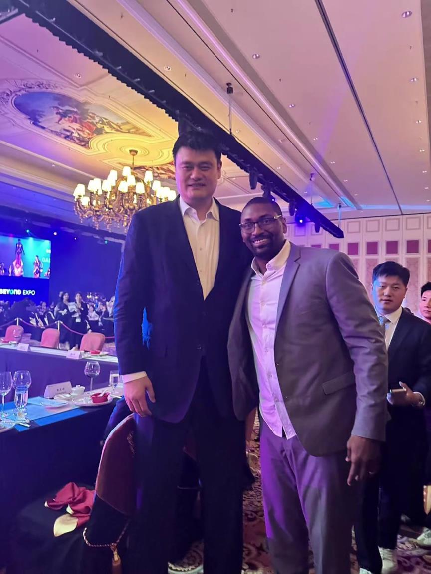阿泰斯特曬與姚明合照：這是我最喜歡的隊(duì)友 姚！！