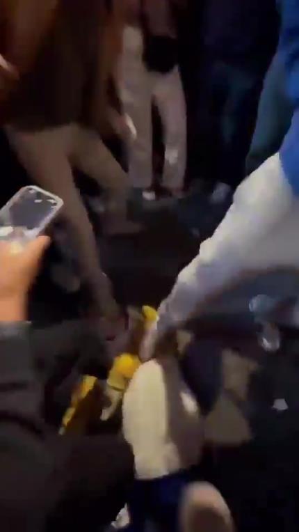 驚！尼克斯大勝步行者后，哈利伯頓遭主場(chǎng)球迷群毆