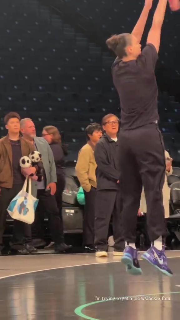 71歲成龍現(xiàn)身巴克萊中心看女籃比賽：她們投籃怎么那么準(zhǔn)！?。?>
                                <div   id=