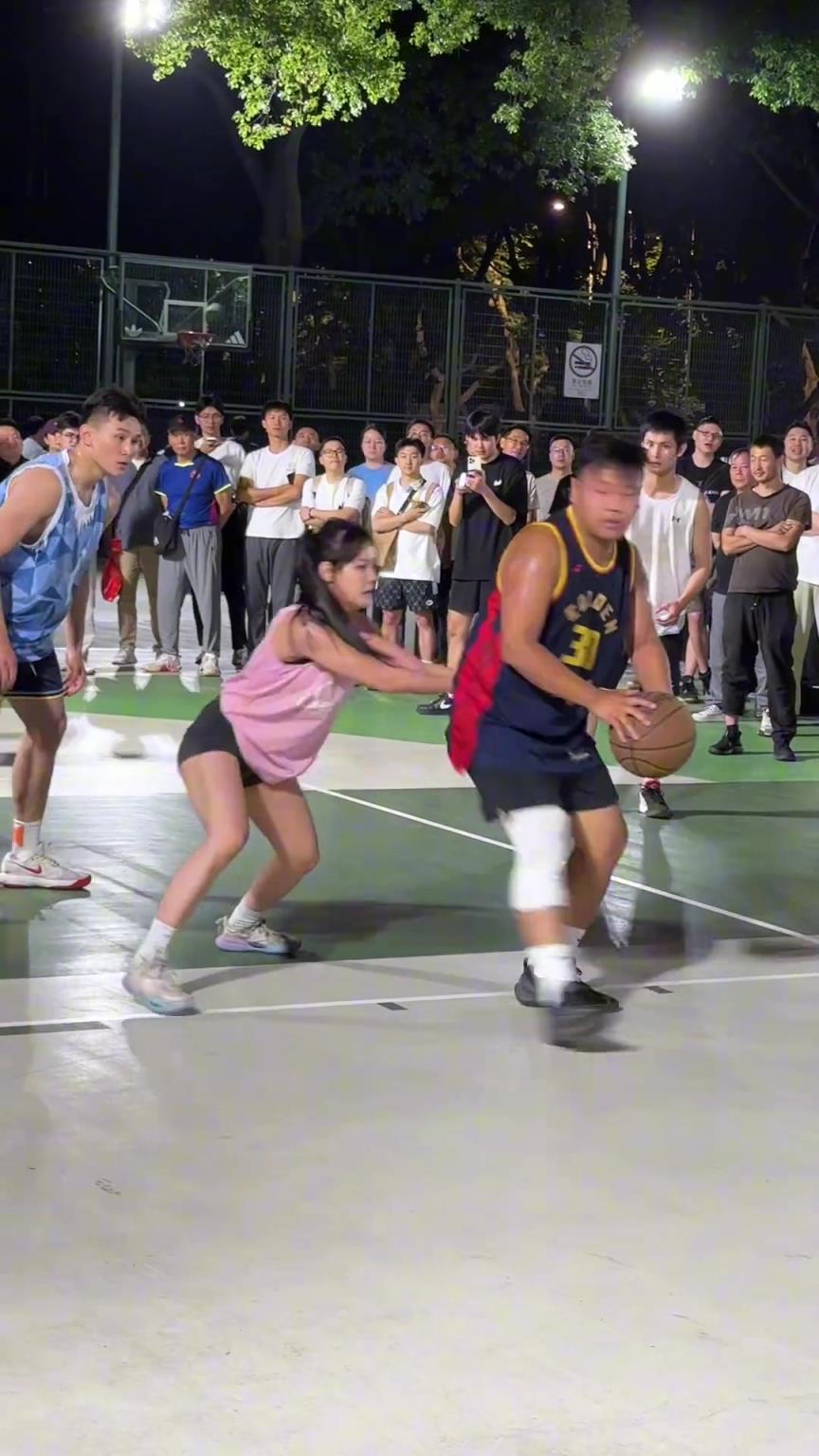 這哥們看見防自己的是女生，一個勁背打，球也不傳了